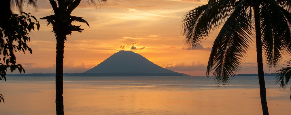 Montagna sulla costa dell’isola di Sulawesi